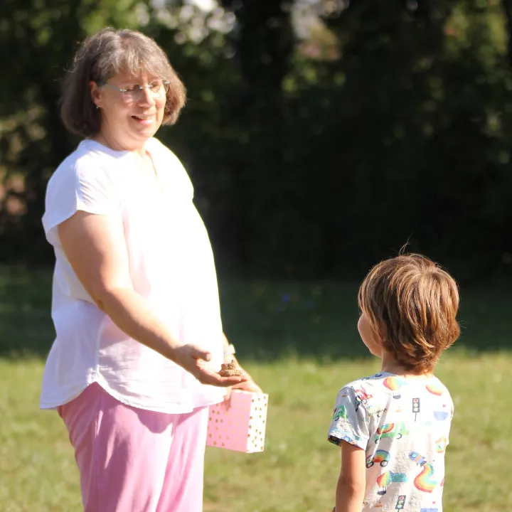 Jutta Gelbke im Gespräch mit einem Kind beim Training im Freien