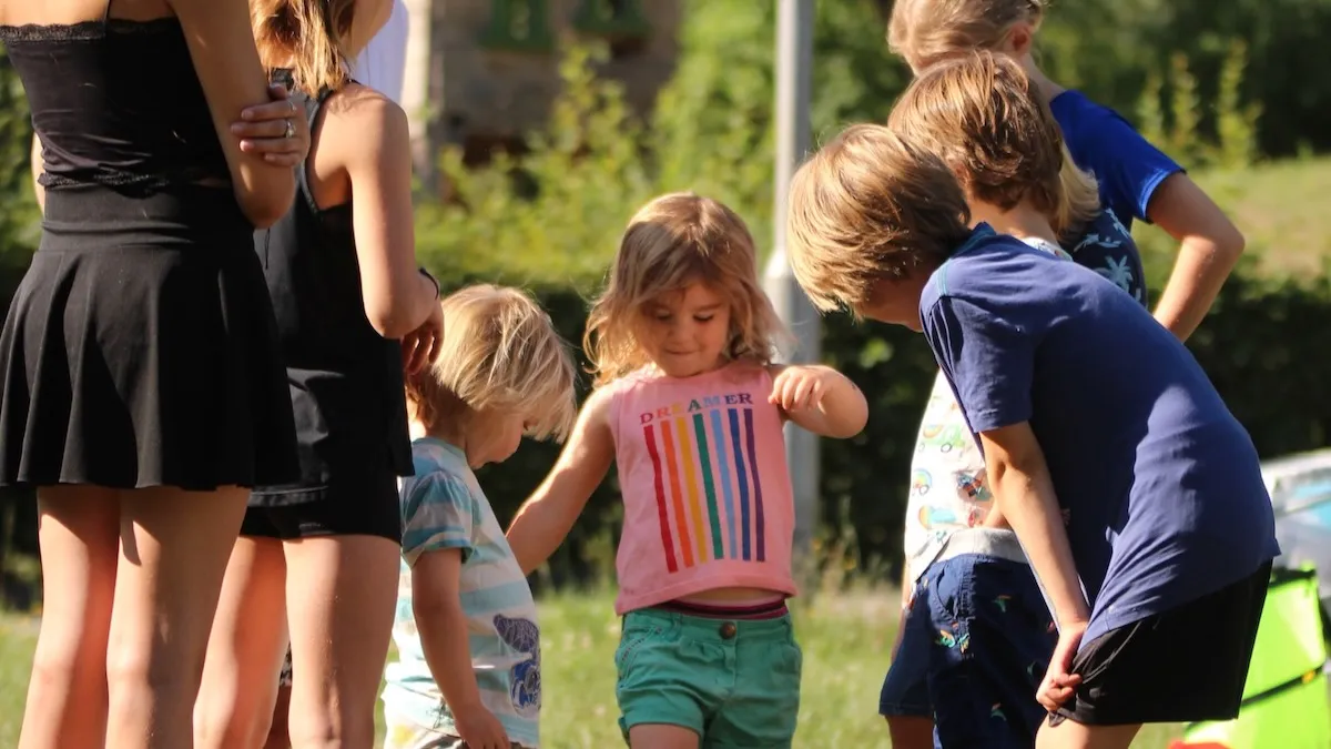 Kinder verschiedener Altersgruppen bei einem gemeinsamen Training im Freien